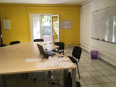 Helles Klassenzimmer der Sprachschule DP Langues mit Blick ins Grüne – hier lernen Teilnehmer in entspannter Atmosphäre Französisch während ihrer Sprachreise.