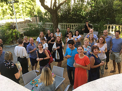 Des étudiants de l'école de français de Nice lors d'une activité collective dans le jardin