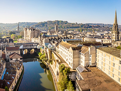 Stadtansicht von Bath, England - Englisch lernen vor historischer Kulisse