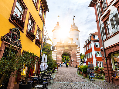 Historisches Stadttor in Heidelbergs Altstadt bei Sonnenlicht – inspirierende Umgebung für Business-Deutsch-Lernende.