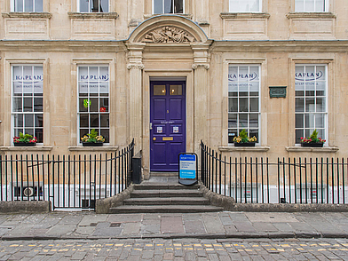 Eingang der Kaplan Sprachschule in Bath – Traditionelles Gebäude im georgianischen Stil mit auffälliger lilafarbener Tür.