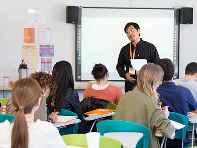 Lehrer erklärt Lerninhalte im Klassenzimmer der Sprachschule in Los Angeles Santa Monica