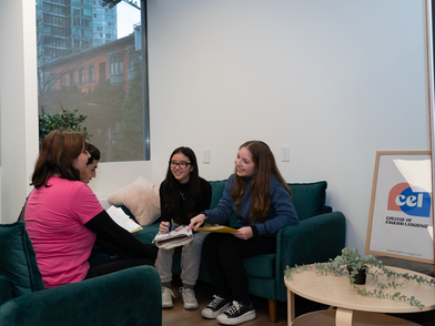 Studenti della scuola di lingue CEL Vancouver mentre studiano insieme nell'accogliente area lounge