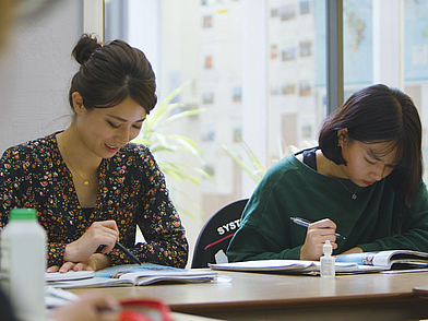 Des étudiantes en langues apprenant l'anglais à l'école de langues LSI de Berkeley