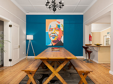 Espace repas élégant avec grande table en bois et mobilier moderne