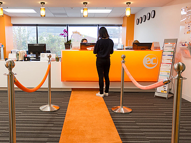 Empfangsbereich der EC English Sprachschule Santa Monica mit modernem Design und freundlicher Atmosphäre