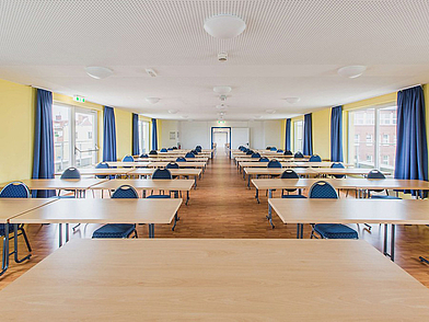 Großer Kursraum mit vielen Sitzplätzen und Tageslicht für Sprachunterricht in Gruppen