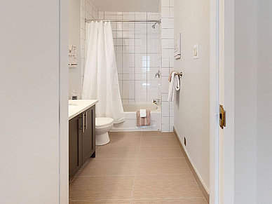 Helles Badezimmer der Residenz in Montréal, komfortabel für deine Sprachreise während du Französisch im Ausland lernst