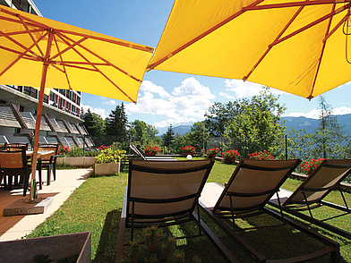 Sprachschule mit Ausblick - Sonnenterrasse des Englisch Sprachcamps Alpadia Leysin