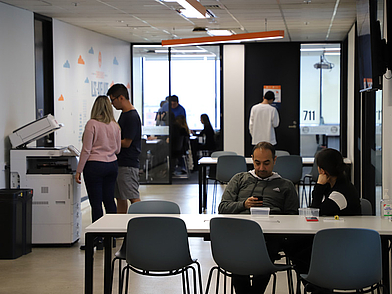 Gemeinsamer Aufenthalts- und Arbeitsbereich der ILSC Adelaide, in dem Sprachschüler drucken, lernen und sich austauschen – eine moderne Lernumgebung für Englisch-Sprachreisen in Australien.