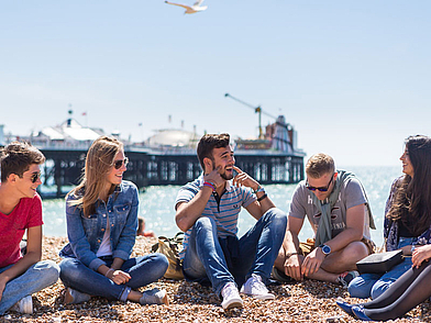 De jeunes adultes en séjour linguistique d'anglais à Brighton, sur la plage