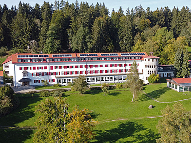 Sprachschule Humboldt-Institut Lindenberg im Grünen mit Blick auf das Hauptgebäude