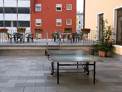 Terrazza della scuola di lingue con posti a sedere e tavolo da ping pong per il tempo libero e la socializzazione dopo il corso di lingua