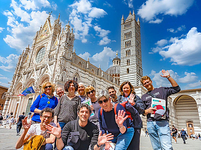 Sprachschüler der Dante Alighieri Sprachschule vor dem imposanten Dom von Siena.
