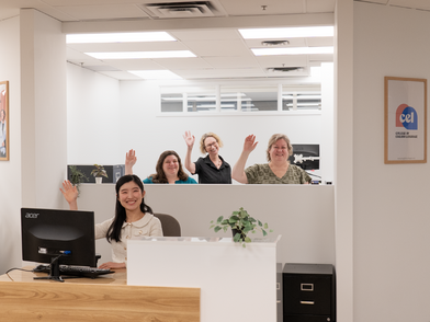 Il cordiale team della scuola di lingue CEL Vancouver accoglie i nuovi studenti alla reception