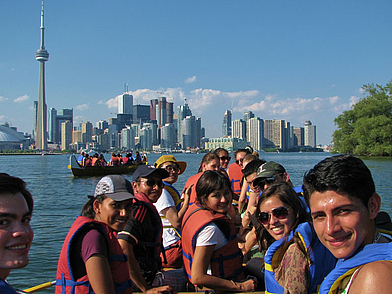 Bootsausflug während deiner Sprachreise in Toronto mit Blick auf die Skyline der Stadt