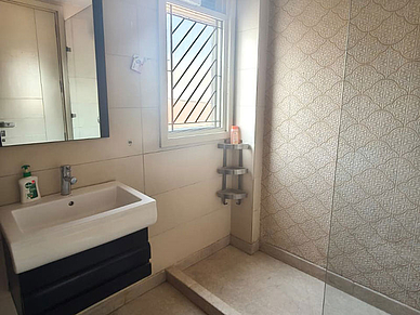 Modernes Badezimmer im Apartment in Neu-Delhi mit Dusche und Waschbereich.