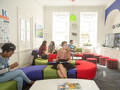 Gemütlicher Aufenthaltsraum für Sprachschüler – Helle Lounge mit modernen Möbeln, Treffpunkt für internationale Studenten.