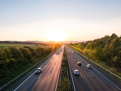 Sonnenuntergang über deutscher Autobahn als Eindrück einer Reise während einer Deutsch-Sprachreise