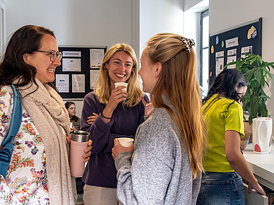 Teilnehmende einer Französisch-Sprachreise unterhalten sich in der Lounge der Sprachschule Les Ateliers FL Biarritz.