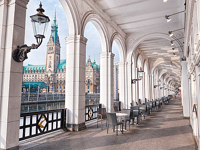 Arkaden an der Hamburger Alster mit Blick auf das historische Rathaus an einem klaren Tag – Deutsch Sprachreise Hamburg für Erwachsene