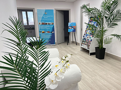 Heller Empfangsbereich der Englisch-Sprachschule auf Barbados, wo Sprachreisende ihre Kurse beginnen.