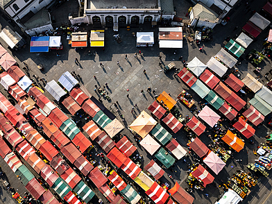 Bunter Markt am Porta Palazzo in Turin mit unzähligen Marktständen – lebendige Eindrücke einer Sprachreise Turin.