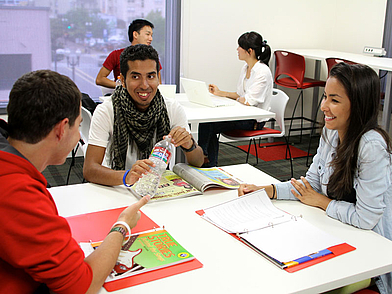 Soggiorno linguistico San Diego - I partecipanti ai corsi di inglese praticano la grammatica e la conversazione in un'atmosfera amichevole.