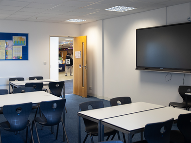 Helles Klassenzimmer der Bayswater Bournemouth Sprachschule mit moderner Ausstattung für den Englischunterricht