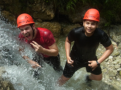 Schüler beim Canyoning-Ausflug in der Natur nahe dem Humboldt-Institut Lindenberg