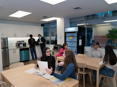 Cucina comune della scuola di lingue CEL di Vancouver con gli studenti impegnati a socializzare e studiare