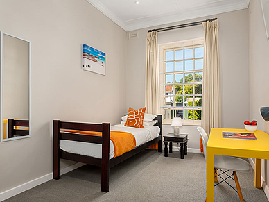 Chambre individuelle dans la résidence avec lit, bureau et beaucoup de lumière naturelle