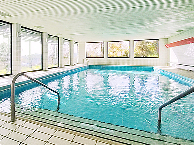 Hallenbad im Humboldt-Institut Lindenberg mit Blick in die Natur