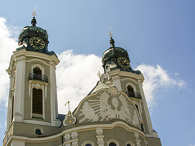 Barockkirche mit Zwiebeltürmen in Lindenberg im Allgäu bei blauem Himmel sind sehenswertes Wahrzeichen, das bei einer Schüler-Sprachreisen Deutsch nicht fehlen darf.