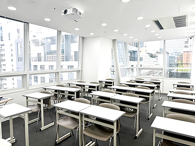 Heller Unterrichtsraum der Lexis Sprachschule Seoul mit großen Fenstern und modernen Lernplätzen.