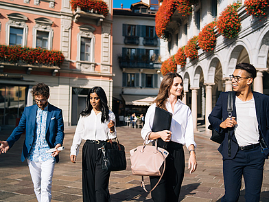 Sprachschüler in der Altstadt von Lugano unterwegs – gemeinsam Italienisch lernen und die Stadt erleben