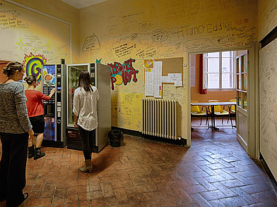 Pausenbereich mit Automaten in der Dante Alighieri Sprachschule Siena – beliebter Treffpunkt der Sprachschüler.