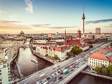Panoramablick über Berlin-Mitte mit Spree und Fernsehturm – perfektes Umfeld für Deutsch Sprachreisen für Erwachsene im Herzen der Hauptstadt.