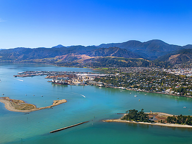 Nelson mit Hafen, Bergen und türkisblauem Wasser – Englisch lernen in einer lebendigen Küstenstadt Neuseelands