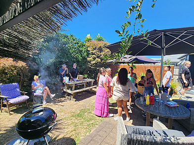 Gemeinsames Barbecue mit Sprachschülern im Garten der Sprachschule Mount Maunganui – Englisch lernen und neue Freunde finden