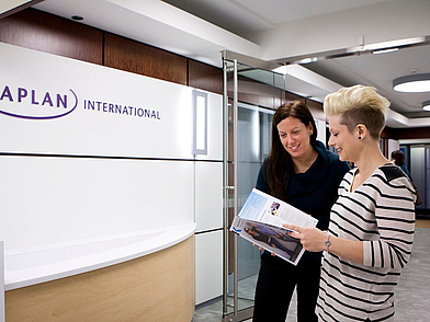 Eingangsbereich der Kaplan Sprachschule Chicago an der North Michigan Avenue mit modernem Design.