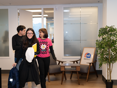 Studenti della scuola di lingue CEL Vancouver mentre conversano nell'area comune della scuola