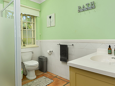Salle de bain moderne du logement avec douche et fenêtre