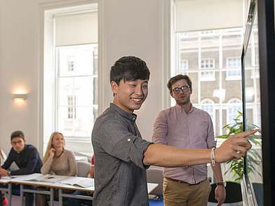 Cours interactifs à l'école de langues Kaplan à Londres