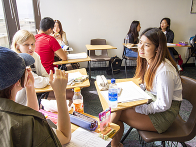 Englisch lernen in Kleingruppen – interaktiver Sprachunterricht in der Sprachschule Global Village Honolulu