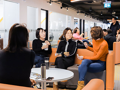 Gemütlicher Loungebereich der Sprachschule in Montréal, perfekt für deine Sprachreise und Gespräche auf Französisch im Alltag