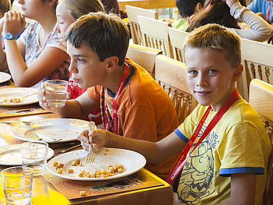 Schüler beim Mittagessen in Leysin - Englisch Sprachcamps inklusive Vollpension