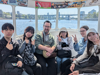 Gita della scuola di lingue CEL di Vancouver: gli studenti si godono un giro in barca a Vancouver