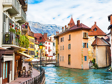 Altstadt von Annecy mit Kanälen und Blick auf die Alpen – Französisch lernen in malerischer Umgebung