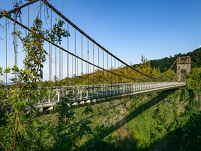 Historische Hängebrücke in Saint-Paul auf La Réunion, eingebettet in tropische Natur, ein Highlight für Freizeitaktivitäten während einer Sprachreise.
